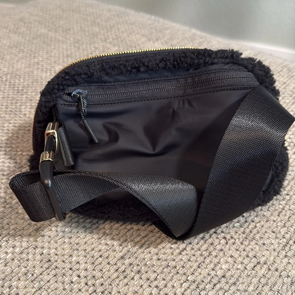 Lululemon Everywhere‎ Belt Bag Sherpa Black Gold 1L